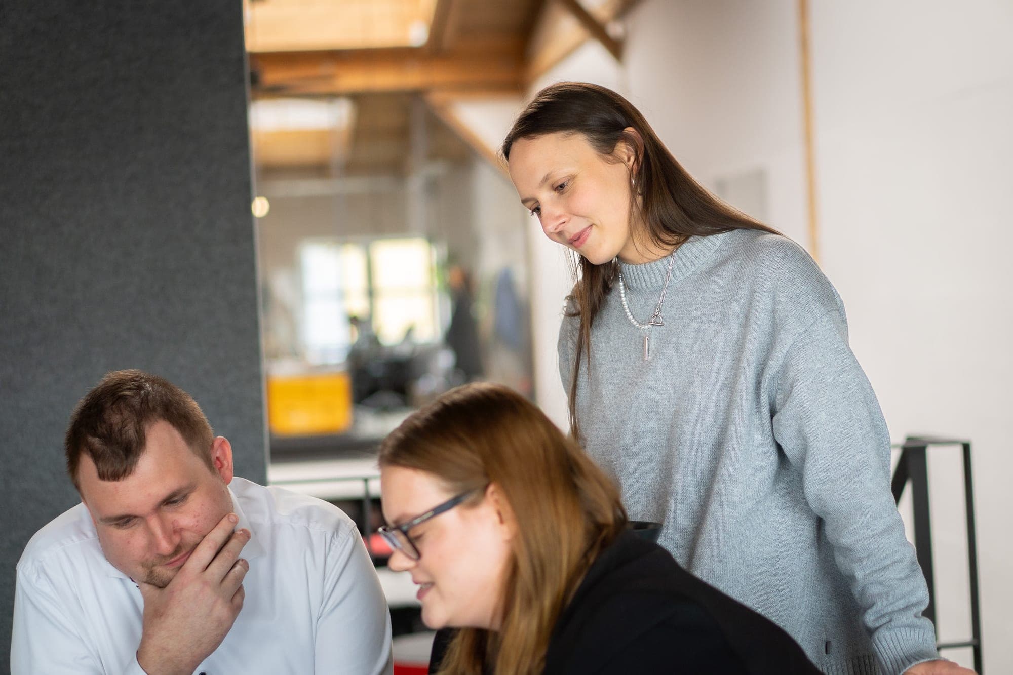 Jule, Trainerin der Junge Wilde Academy, im Coaching-Gespräch mit einer Teilnehmerin