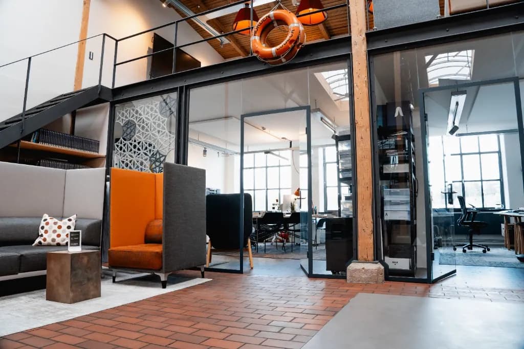 Zentrale der Junge Wilde Academy in Neustadt in Holstein – Loungebereich mit Bürofläche